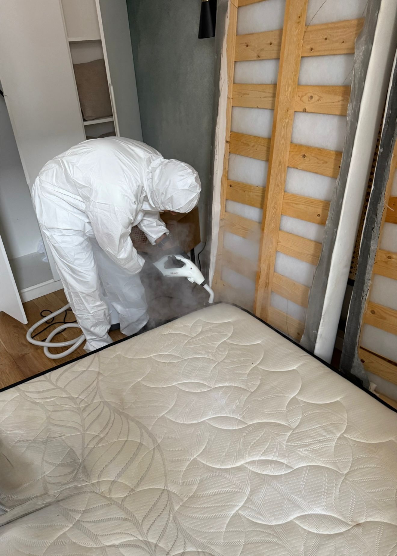 Traitement vapeur du matelas et sommier contre les punaises de lit à Paris